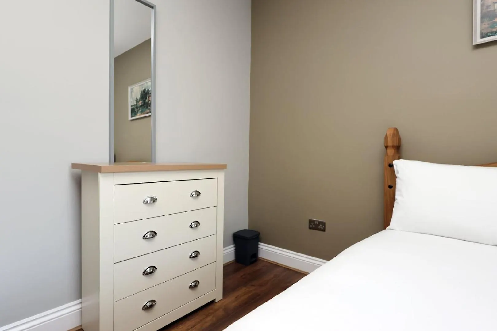 アパート Modern Comfort 4 Bedrooms And Great Location カーディフ