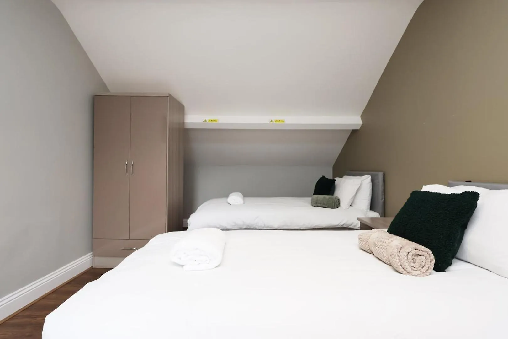 Modern Comfort 4 Bedrooms And Great Location カーディフ イギリス