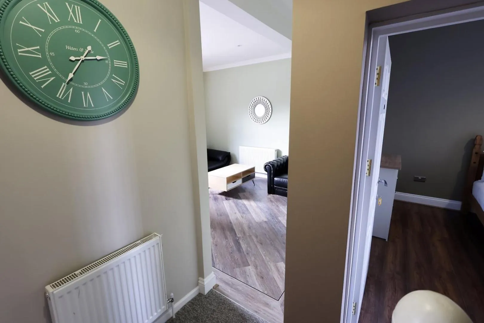 Modern Comfort 4 Bedrooms And Great Location カーディフ アパート