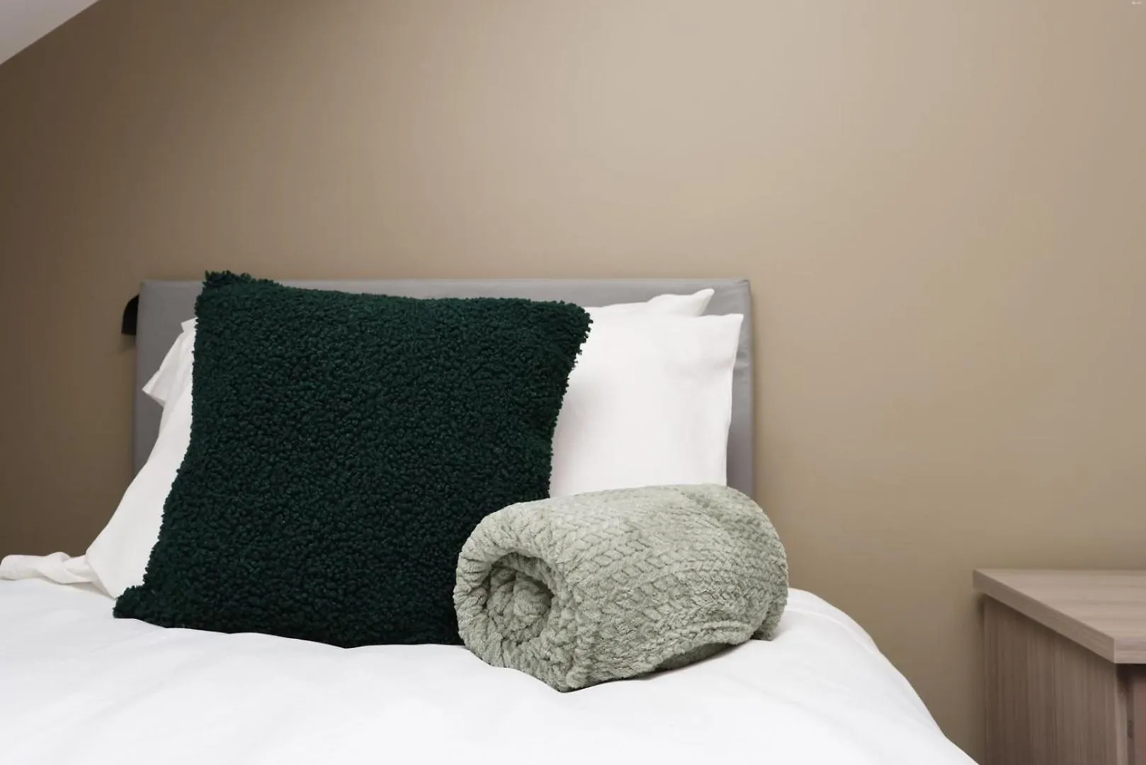 Modern Comfort 4 Bedrooms And Great Location カーディフ アパート