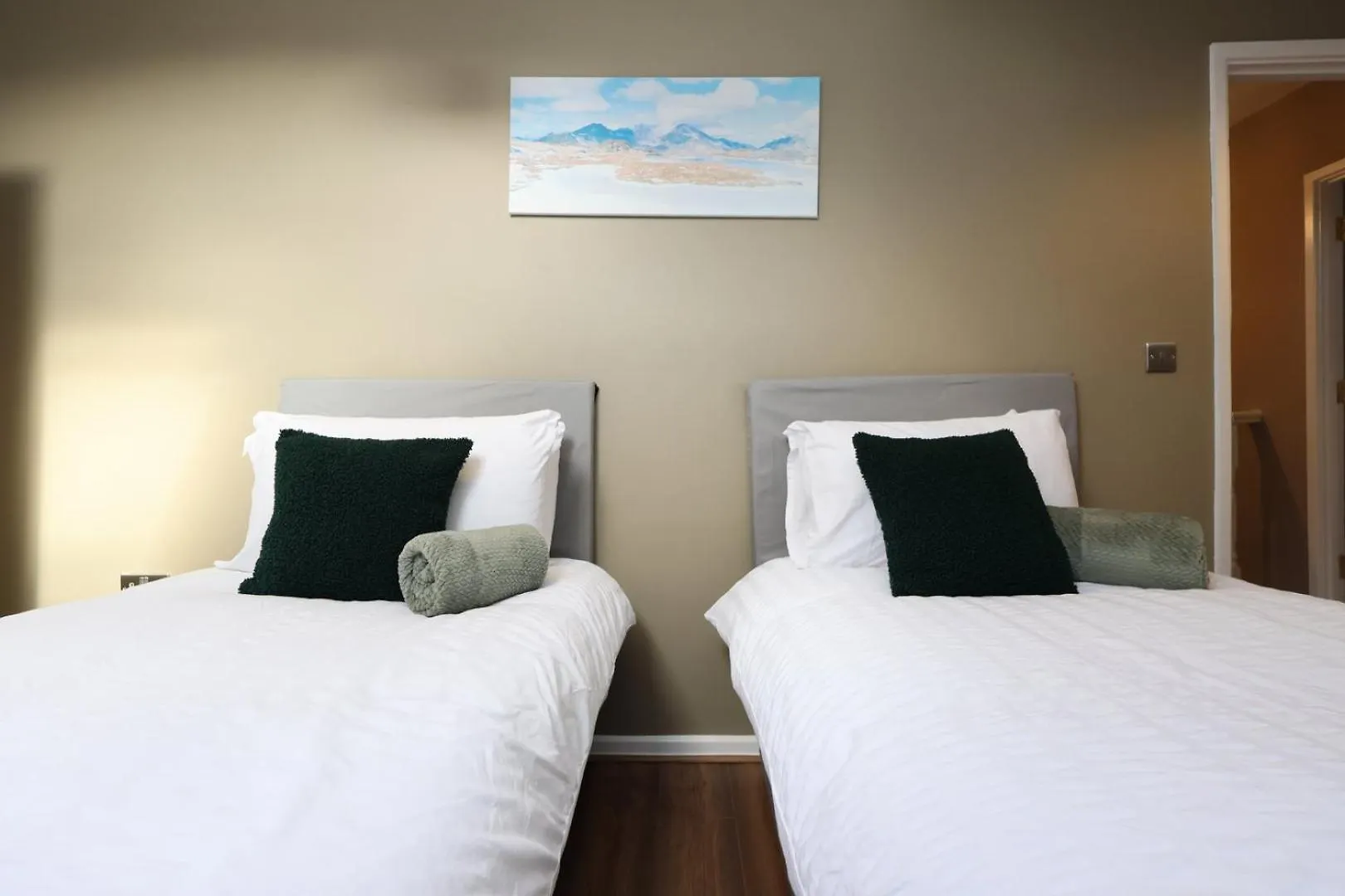 Modern Comfort 4 Bedrooms And Great Location カーディフ 0*,  イギリス
