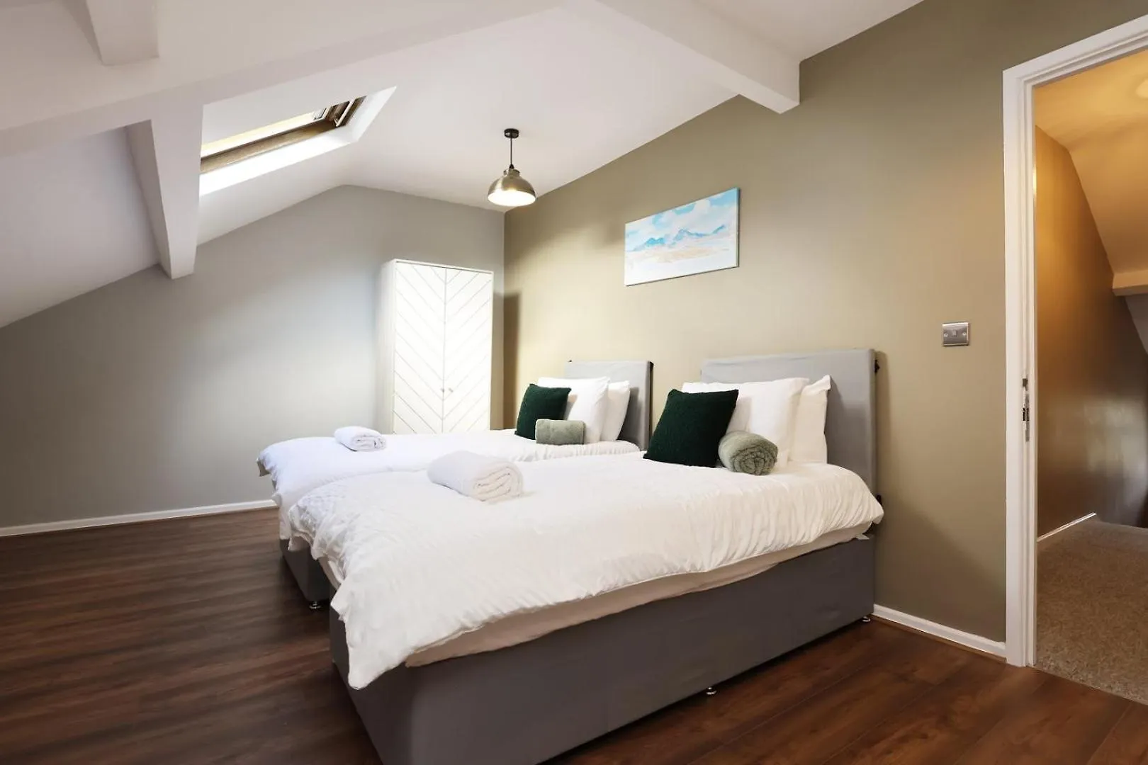 アパート Modern Comfort 4 Bedrooms And Great Location カーディフ